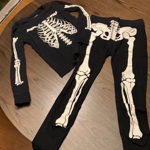 Skeleton Pajamas (glow in the dark), 100% cotton. Size YL (10). Unisex.
